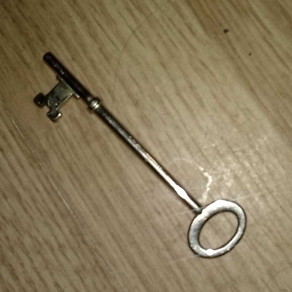 Sterling silver skeleton key pendant - Picture 2 of 5